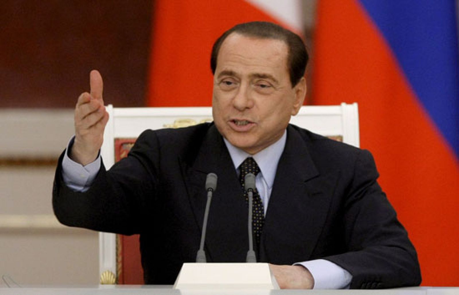 Obama es "joven, guapo y morenito" ha bromeado Berlusconi | Ver