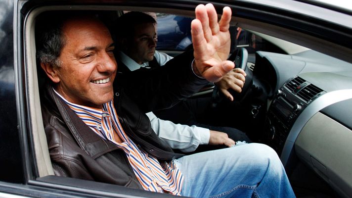 Informativo 24h - Scioli aventaja a Macri en los sondeos que prevén una segunda vuelta en Argentina