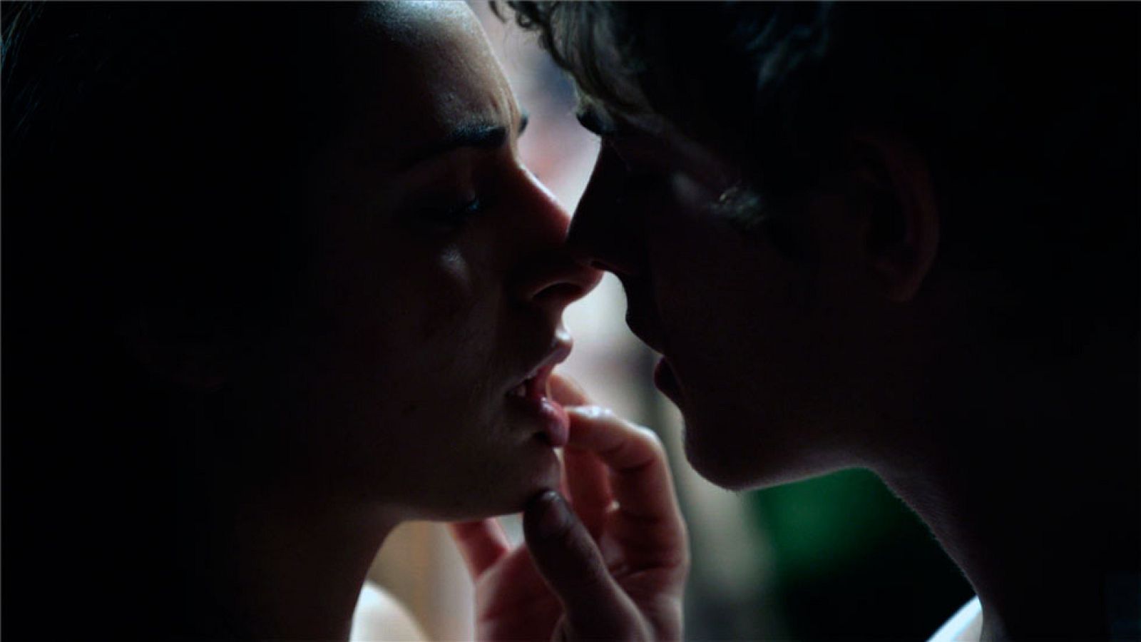 Irene descubre que Nuño se acuesta con Marta