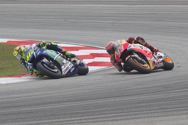 Telediario 1 - Valentino tira a Márquez y empaña su leyenda