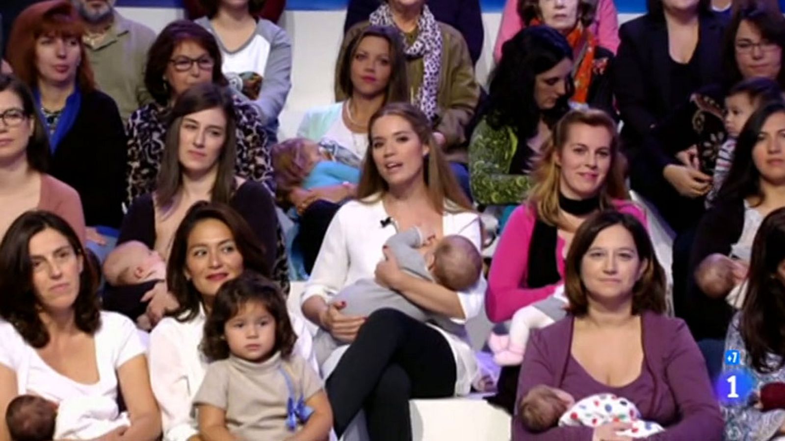 La presentadora de 'Esto es vida' da la bienvenida a los telespectadores amamantando a su hijo junto a otras mujeres en el público.