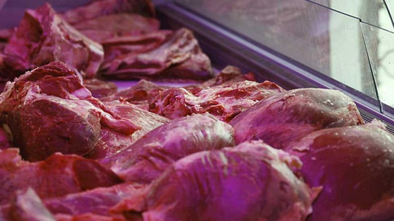 Consumir 50 gramos de carne procesada a diario aumentaría el riesgo de padecer un cáncer