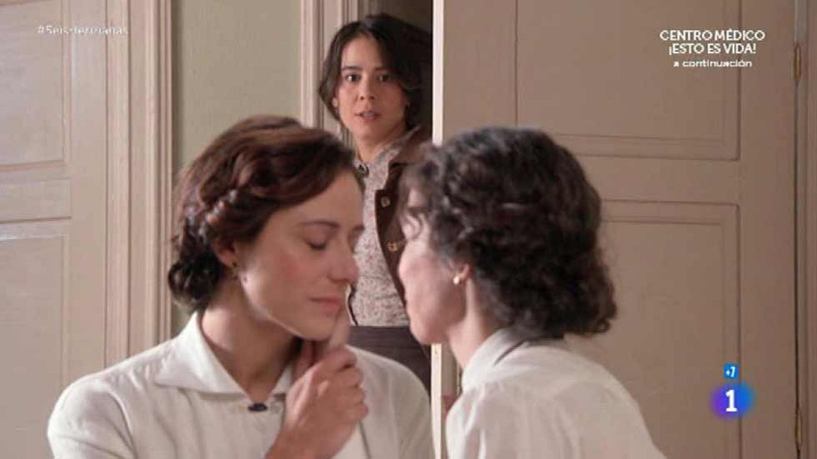 Seis Hermanas - Petra pilla a Celia y Aurora besándose