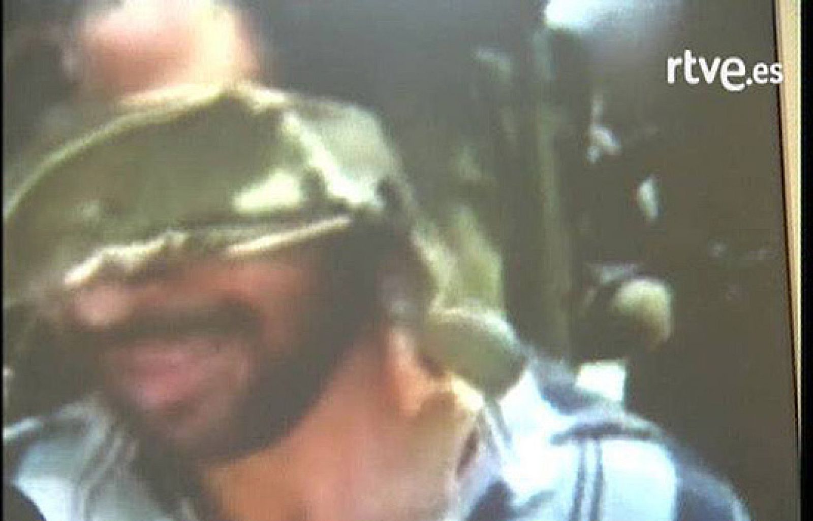 Soldados israelíes humillan a un detenido palestino | Ver