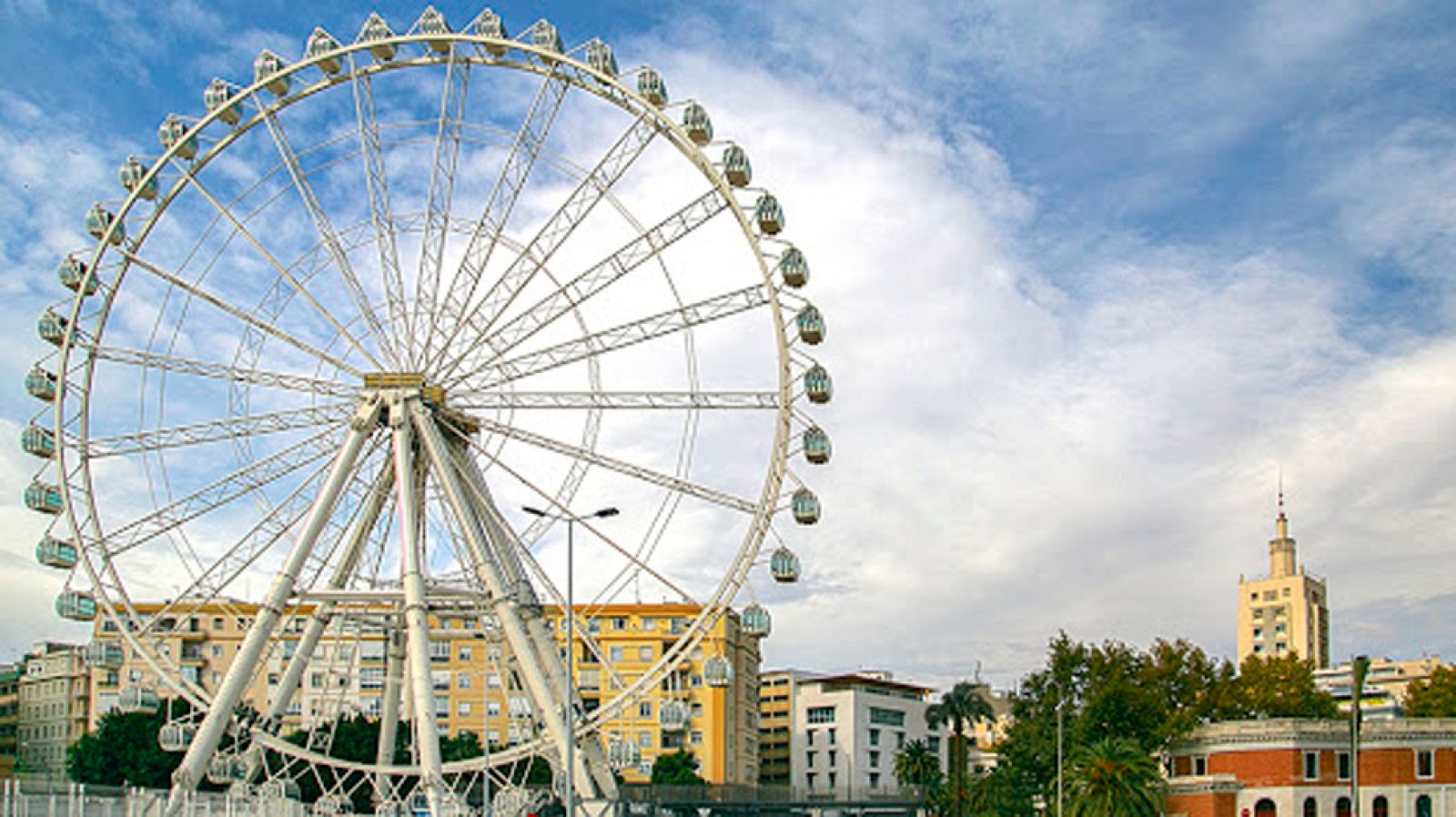 Los vecinos protestan por la noria del puerto de Málaga
