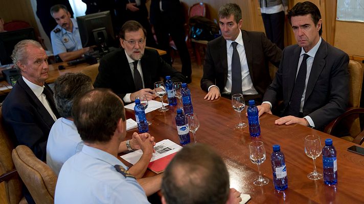 Telediario 1 - Rajoy visita a las familias de los militares muertos en el accidente de helicóptero