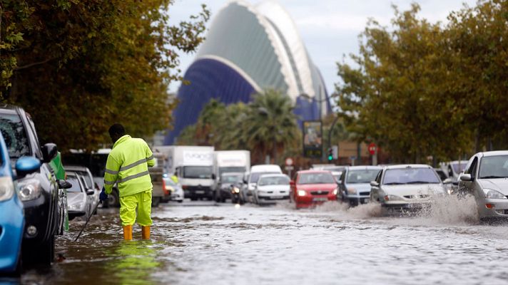 Telediario 1 - Borrasca sobre la península, intensas precipitaciones en la Comunidad Valenciana durante toda la mañana