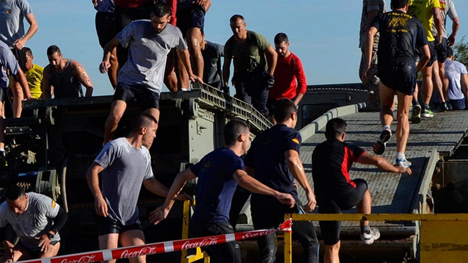 La 'Army Race', una batalla contra el físico | Ver