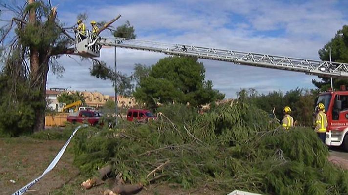 Telediario 1 - Un pequeño tornado causa destrozos en Tarragona