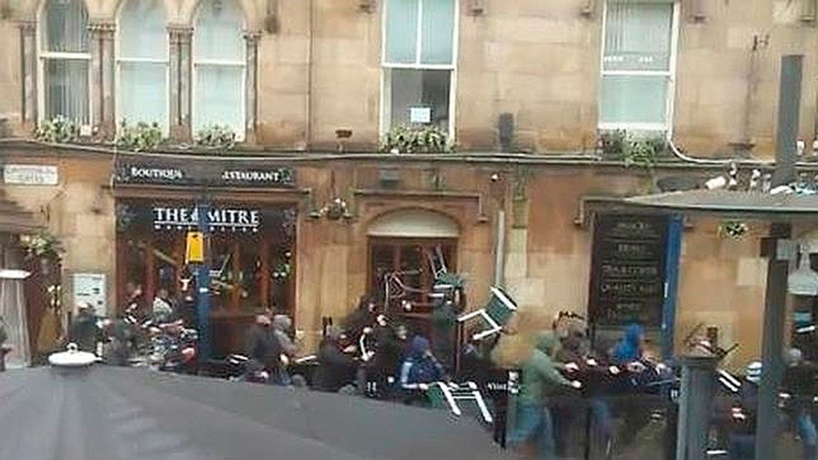 Una pelea entre aficionados del Manchester City y del Sevilla volvió a marcar la previa del choque entre ambos clubes, que se enfrentan en Champions en el PIzjuán.