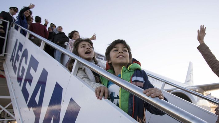  - Los primeros 30 refugiados que se reubicarán en la EU salen de Atenas hacia Luxemburgo