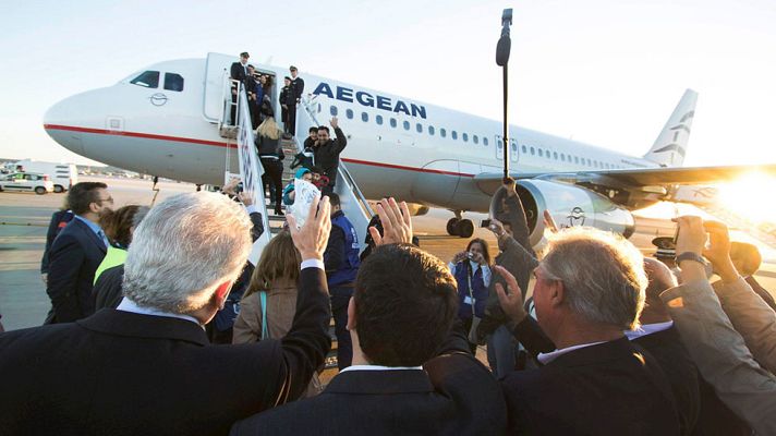 Telediario 1 - Parten a Luxemburgo desde Grecia los primeros refugiados dentro del plan de reubicación de la UE