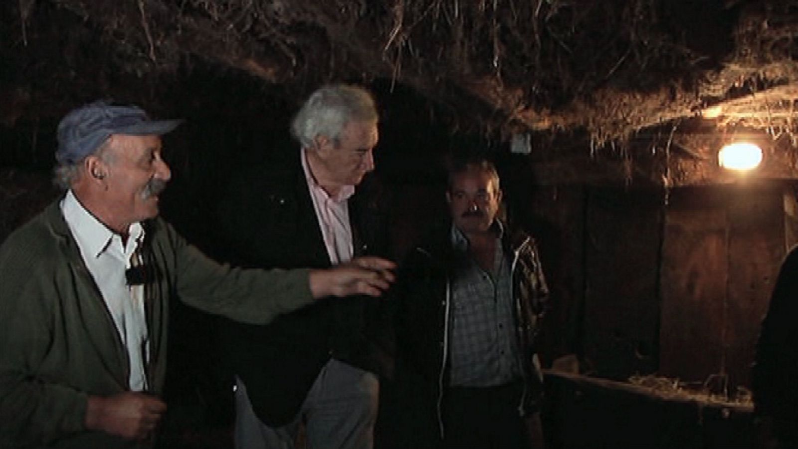 Luis del Olmo, en una palloza de su tierra