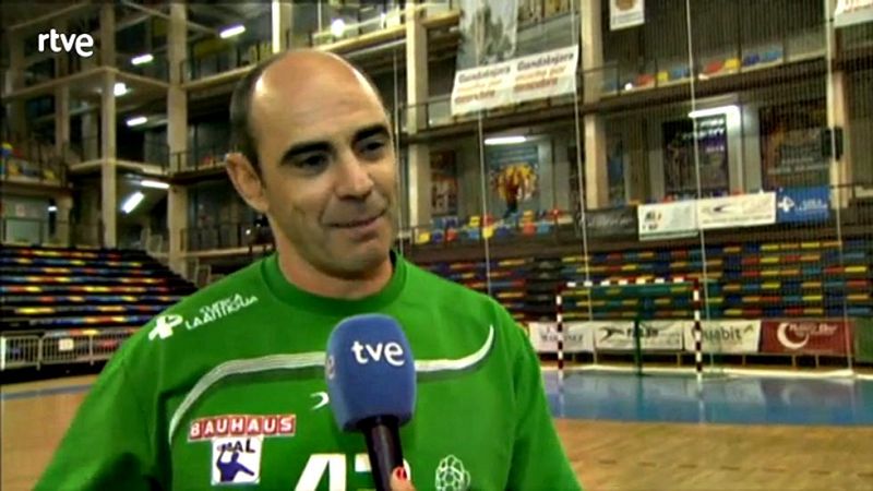 A sus 43 años, y después de pasar por 11 equipos (8 de ellos españoles), el portero madrileño ha entrado en la historia del balonmano español.