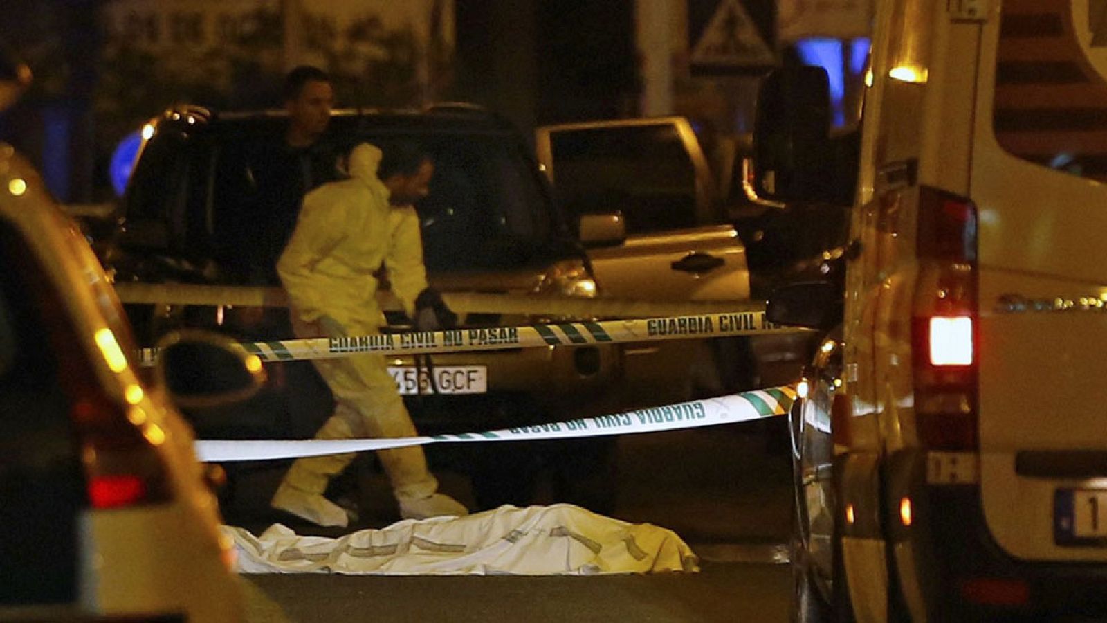 Un hombre dispara a bocajarro a su pareja y a la madre de esta