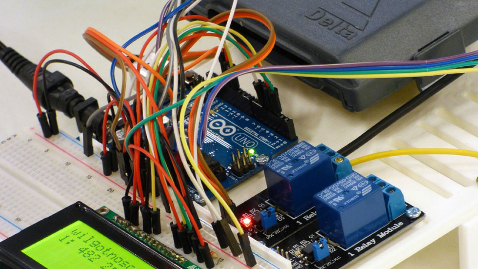 Físicos españoles crean el equivalente a un agujero de gusano