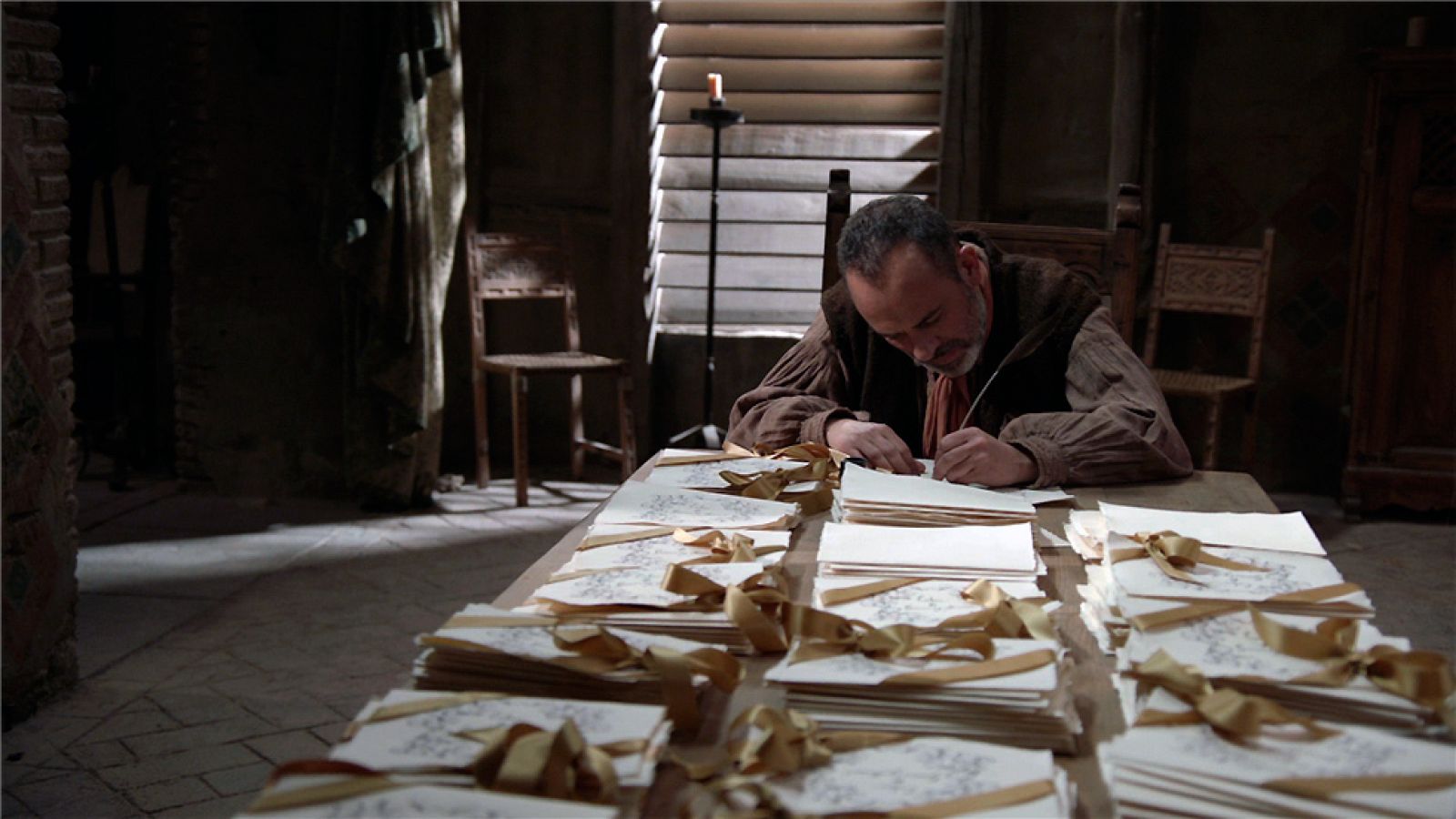 Sátur le hace las invitaciones de boda a Gonzalo y Margarita