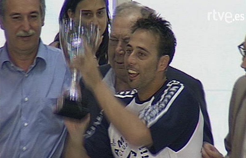 El Atlhelic de Barceloneta lleva 99 victorias y tan sólo un empate en la liga nacional de waterpolo . Suman en total 100 partidos invictos, sólo el Barcelona hace tres años fue capaz de vencerles. Les queda un reto, triunfar en Europa.