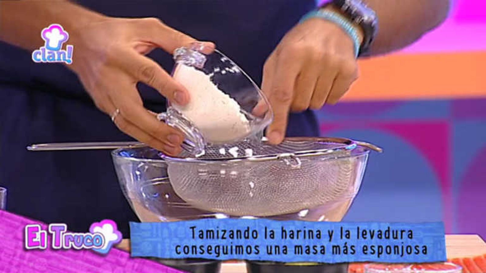 Truco - Tamizar los cupcakes para que queden esponjosos - Cocina con Clan | Ver