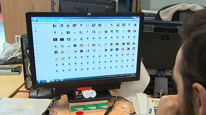 Telediario 1 - Detenida por vender fotos de sus hijas desnudas