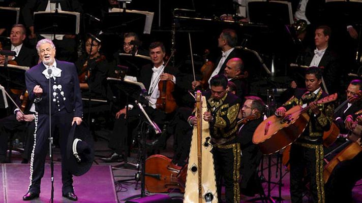Telediario 1 - Plácido Domingo celebra sus 55 años de actuaciones con un concierto emblemático