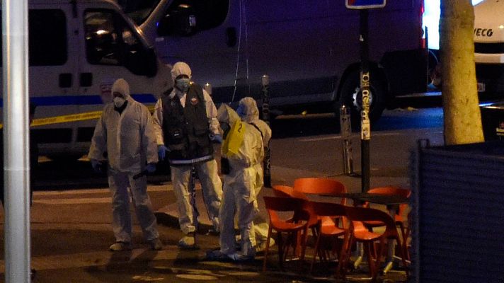 Informativo 24h - Atentado en París: La policía abate a dos terroristas que tomaron rehenes en una sala de conciertos