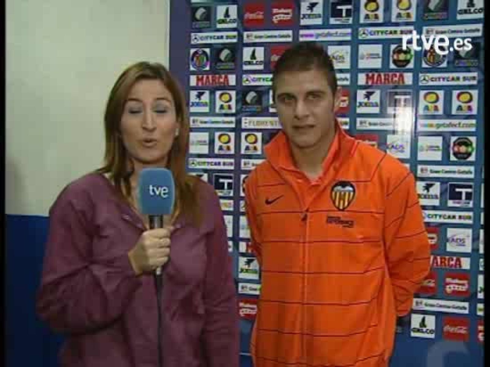 El jugador del Valencia C.F, Joaquín Sanchez, comparece en la zona mista tras finzalizar el partido que su equipo ganó al Getafe por 0 a 3.