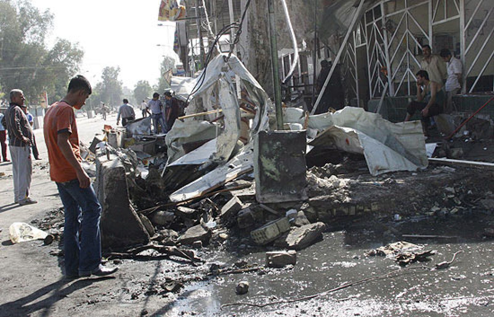 Dos atentados sucesivos han matado al menos a 22 personas en un mercado de un barrio suní de Bagdad.