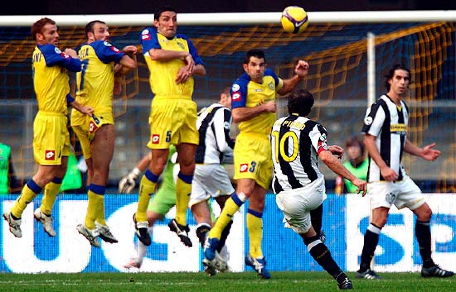 Alessandro del Piero sigue en racha. El día que celebraba su 34º cumpleaños, recibió un homenaje de la grada en el campo del Chievo y marcó el primer gol de su equipo (0-2), en un gran lanzamiento de falta