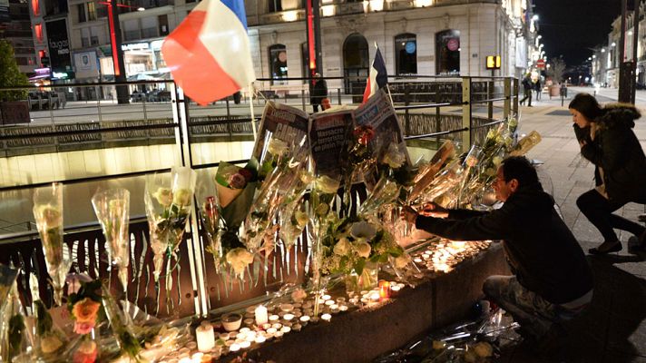 Telediario 1 - Telediario 2 en 4' - 14/11/15