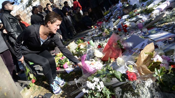  - Muchos se acercan a los escenarios de los atentados