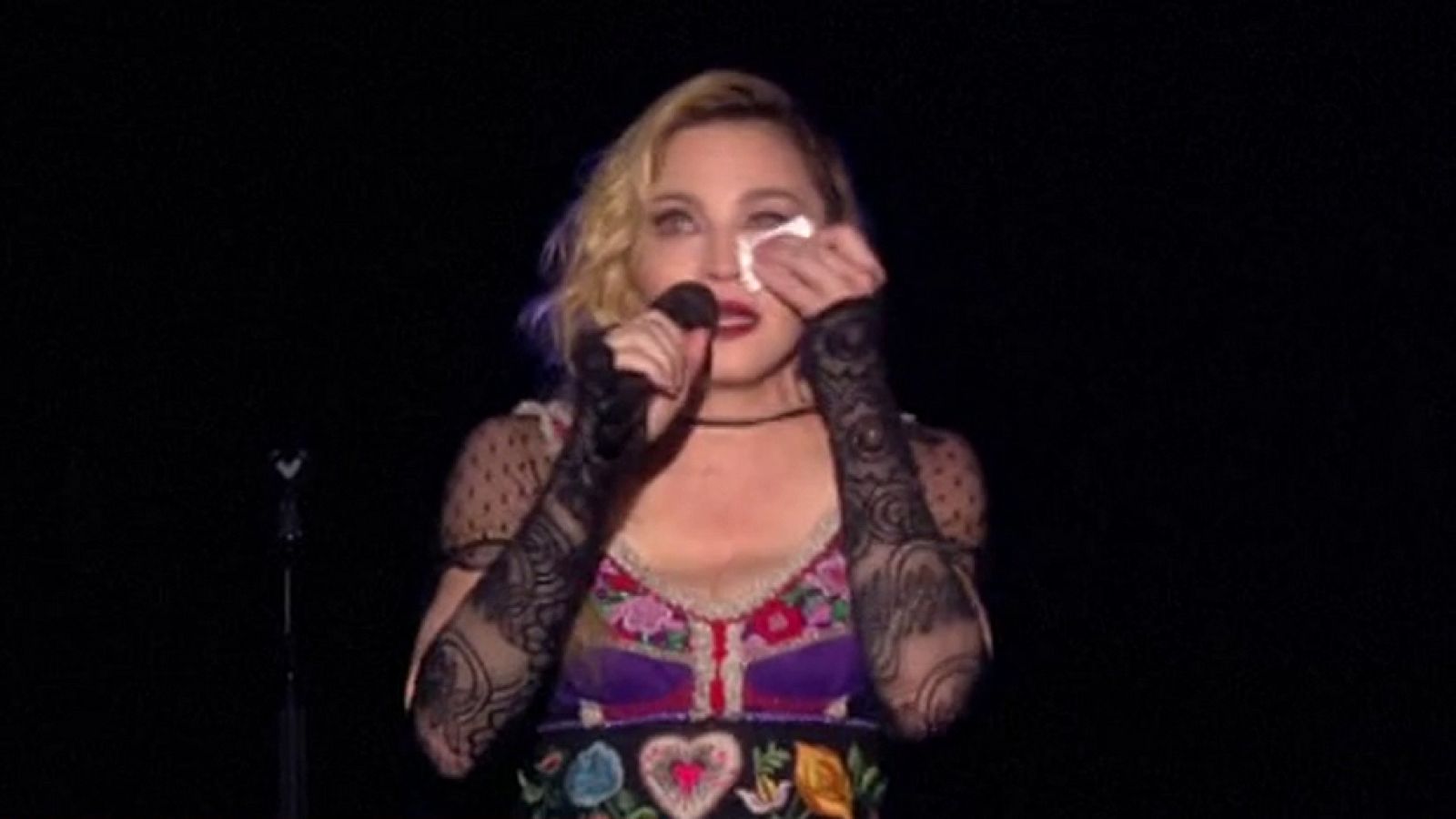 Madonna canta a las víctimas de París en Estocolmo - Informativo 24h | Ver