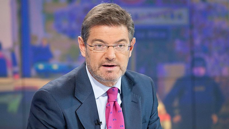 El ministro de Justicia, Rafael Catalá, considera que el atentado múltiple en Francia del pasado viernes "no debería" modificar la política de la UE en relación al reparto de los refugiados procedentes de Siria porque "son personas perfectamente iden