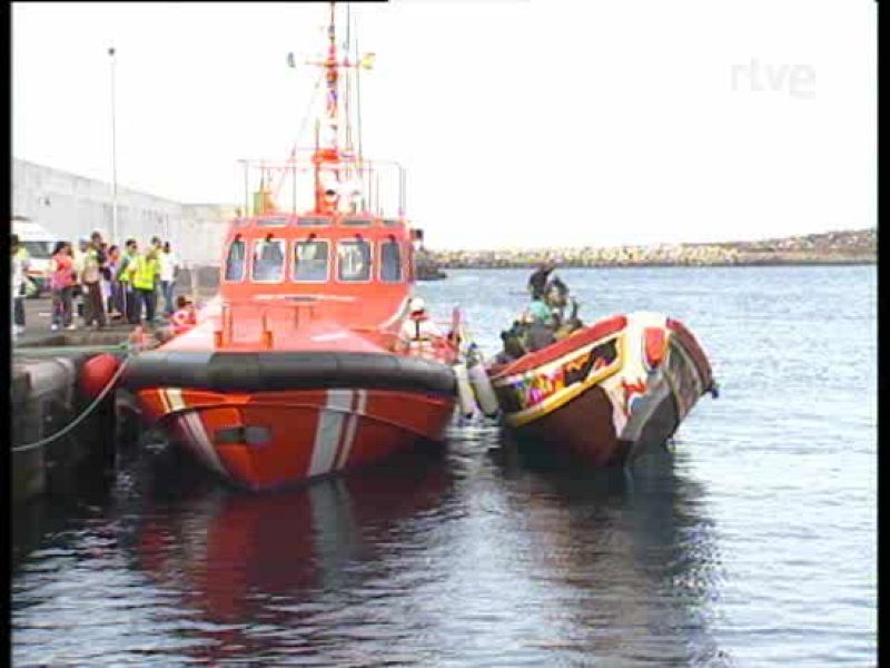 Dos inmigrantes mueren en un cayuco en El Hierro | Ver