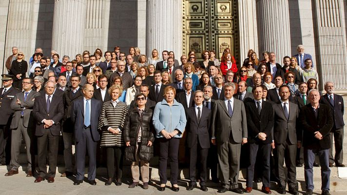 Telediario 1 - España se une al minuto de silencio por las víctimas del atentado en Francia