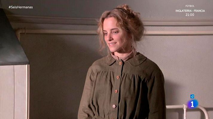 Seis hermanas - Carolina le roba el alfiler de la solapa a Dolores