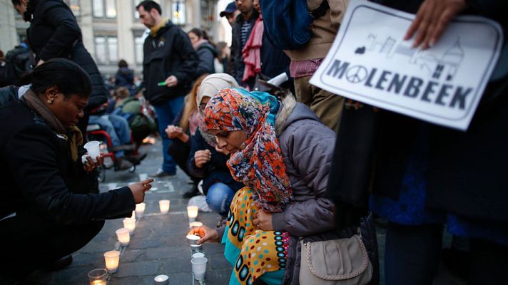 Telediario 1 - 2.500 Personas homenajean en Molenbeek a las víctimas de atentados de París