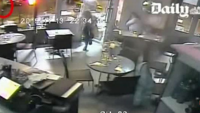 Las cámaras de seguridad de varios cafés parisinos muestran el momento de los ataques