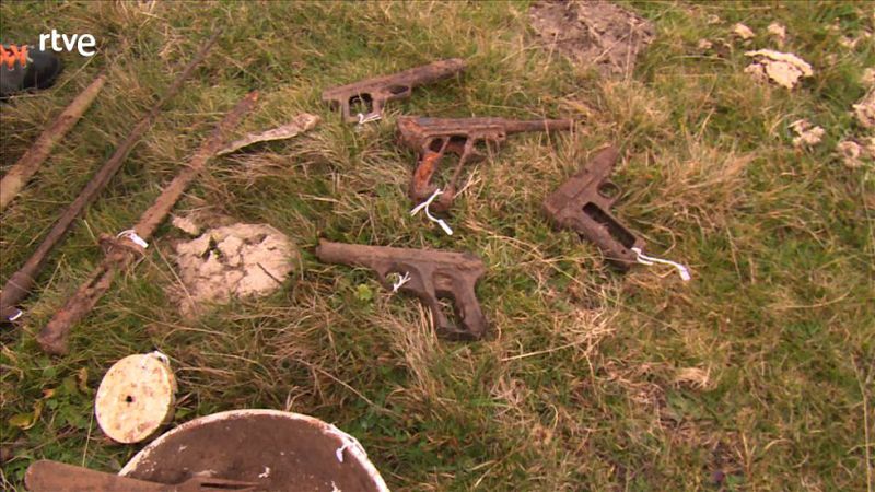 Lluís Bassaganya recupera objetos abandonados por los exiliados de la República