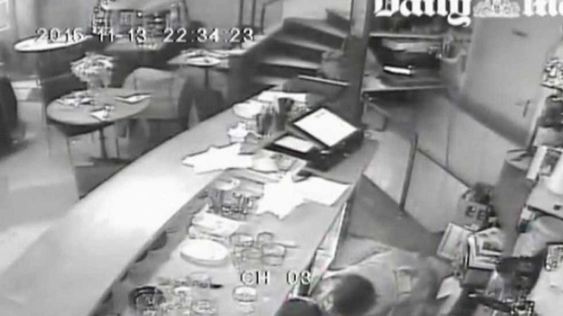 La prensa británica filtra imágenes de las cámaras de seguridad de uno de los establecimientos parisinos durante los ataques