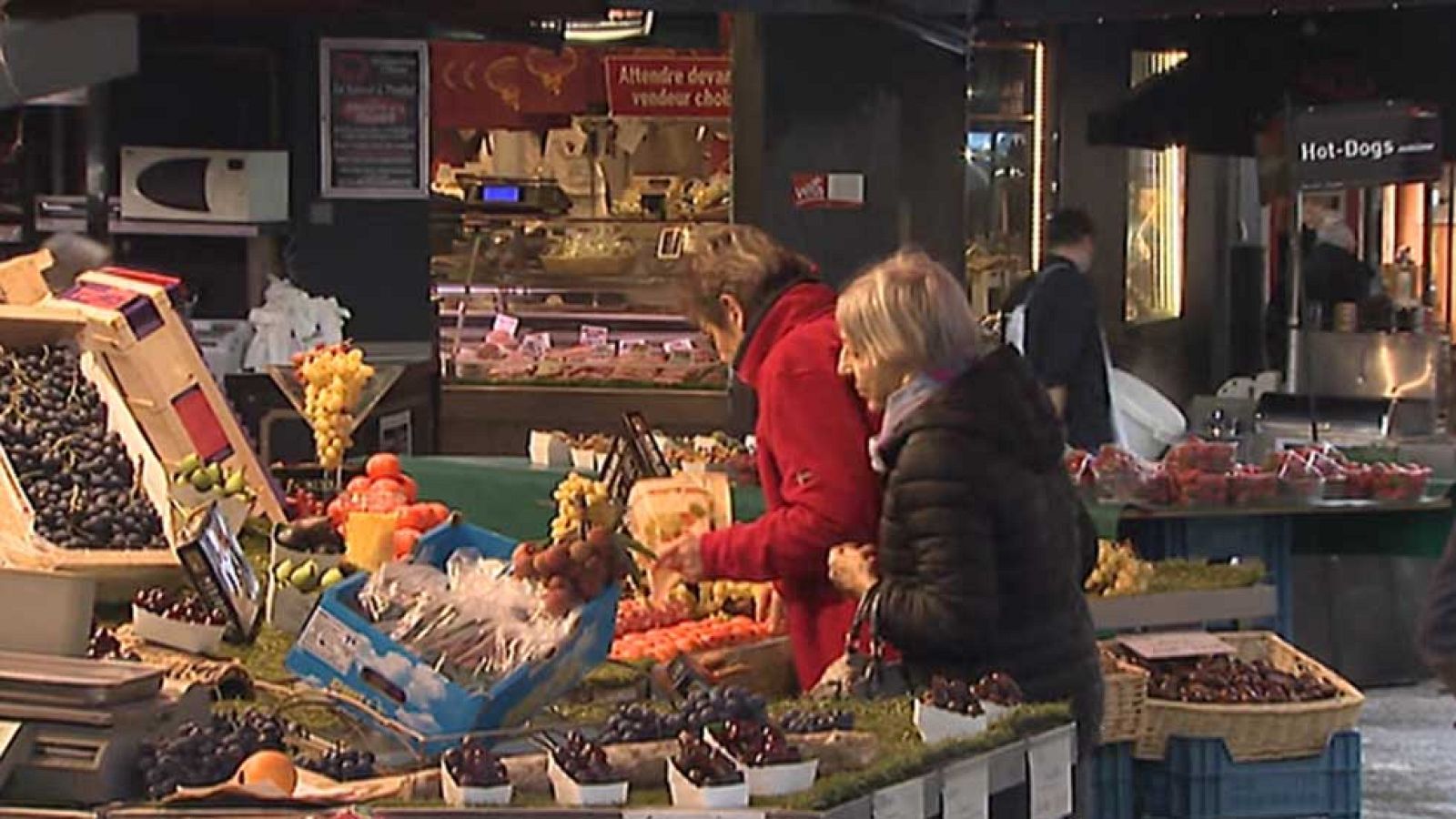 Los habitantes de la ciudad tratan con dificultad de recuperar la normalidad