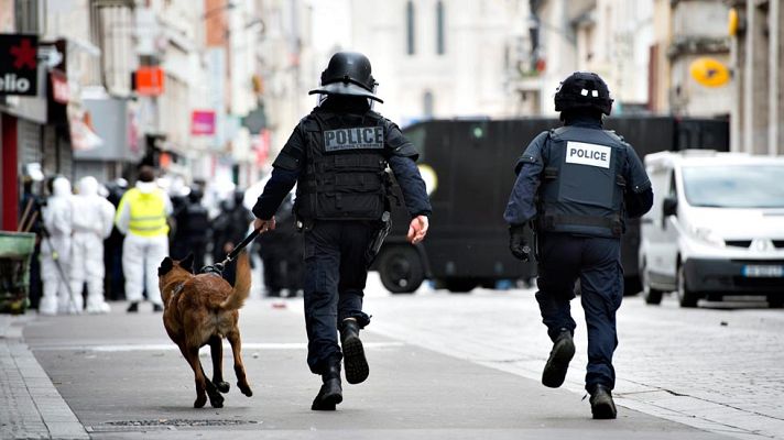 Telediario 1 - La operación antiterrorista de Saint-Denis acabó con Abdelhamid Abaaoud, el cerebro de los atentados de París