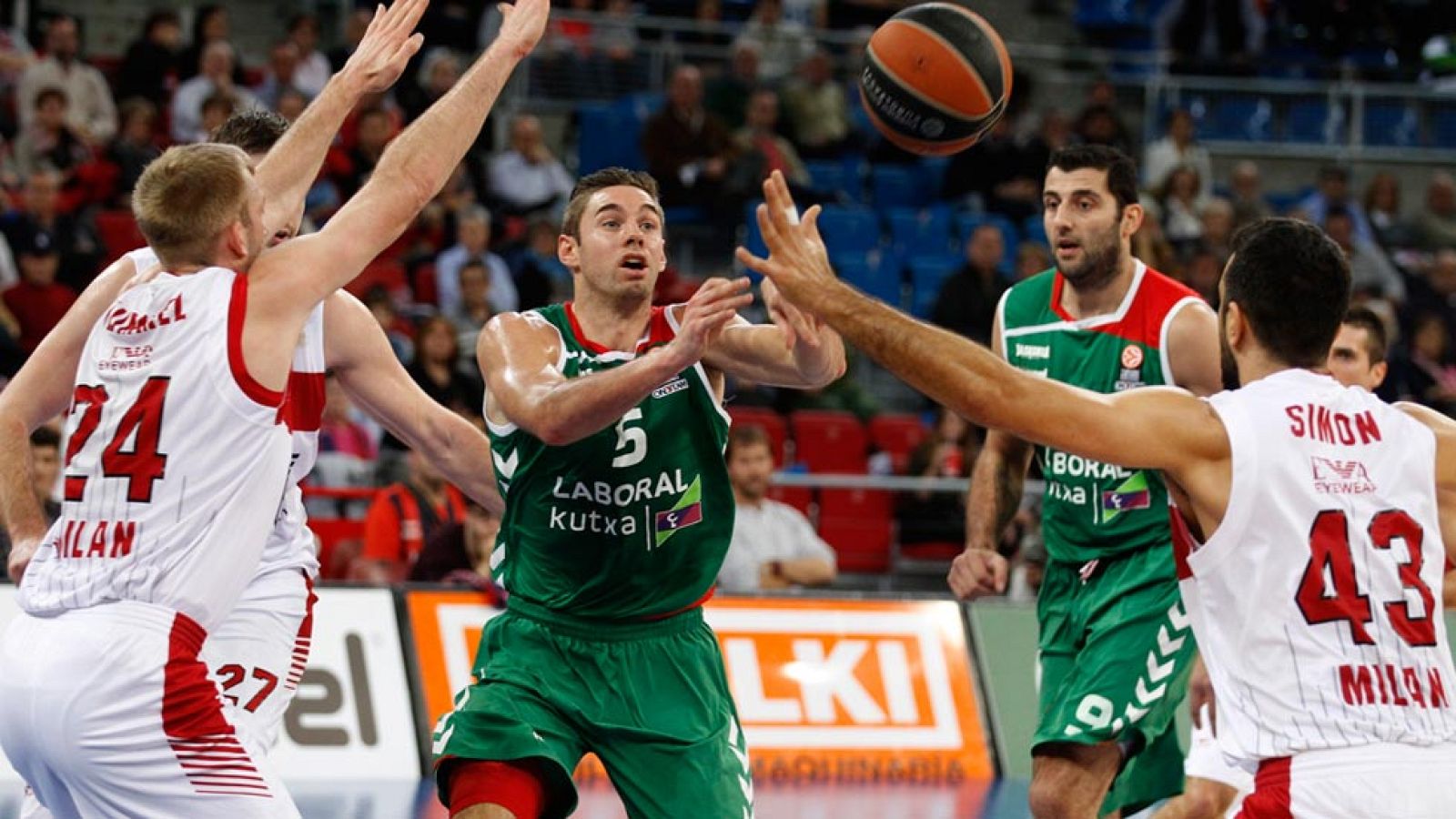 Laboral Kutxa 94 - 82 Emporio Armani Milán