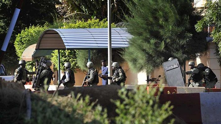 Telediario 1 - Un grupo de islamistas asalta un hotel frecuentado por clientes extranjeros en Bamako