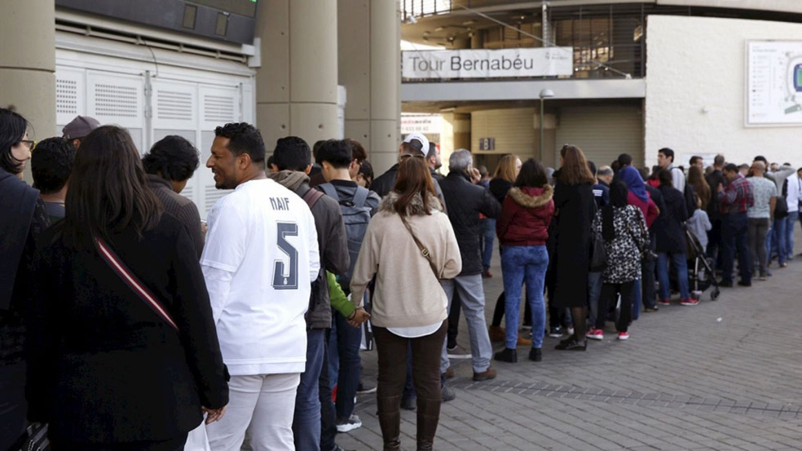 Tres anillos de seguridad, cinco calles cortadas y registros a la entrada del estadio para el Real Madrid-Barça
