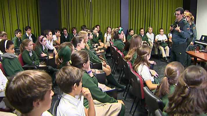 Telediario 1 - Expertos de la Guardia Civil alertan sobre los riesgos de internet y las redes en el Día Internacional del Niño