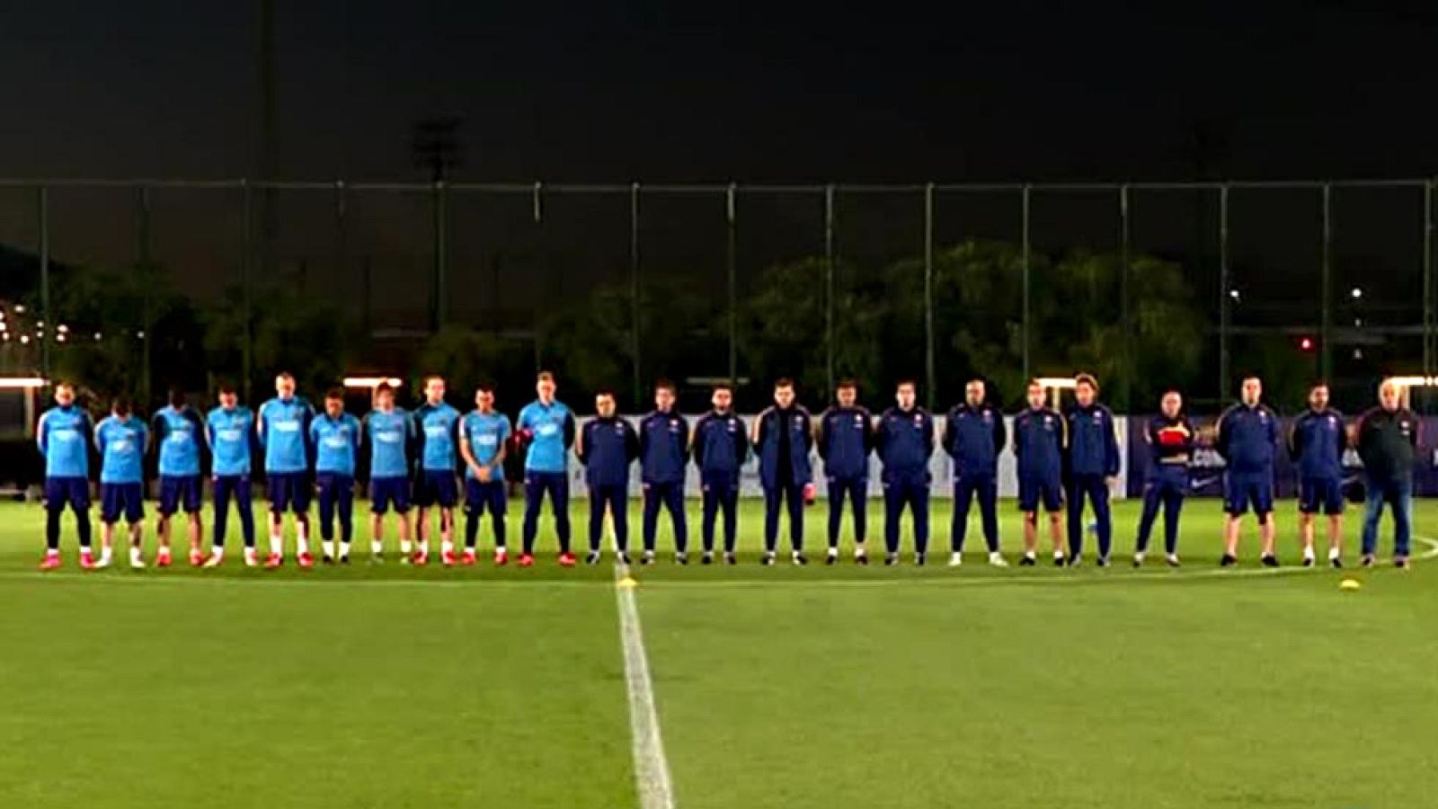 El mundo del deporte sigue consternado por los actos terroristas acaecidos en la capital gala hace una semana. De ahí que veamos este fin de semana diversos homenajes en los campos de fútbol españoles.
