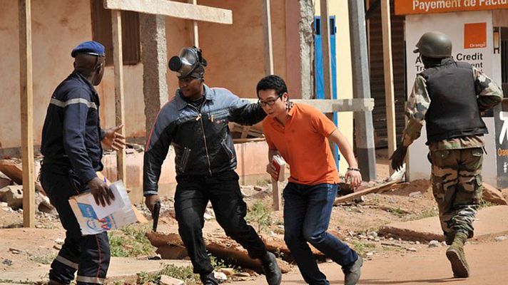 Informativo 24h - El ataque yihadista a un hotel en la capital de Mali deja al menos una veintena de muertos