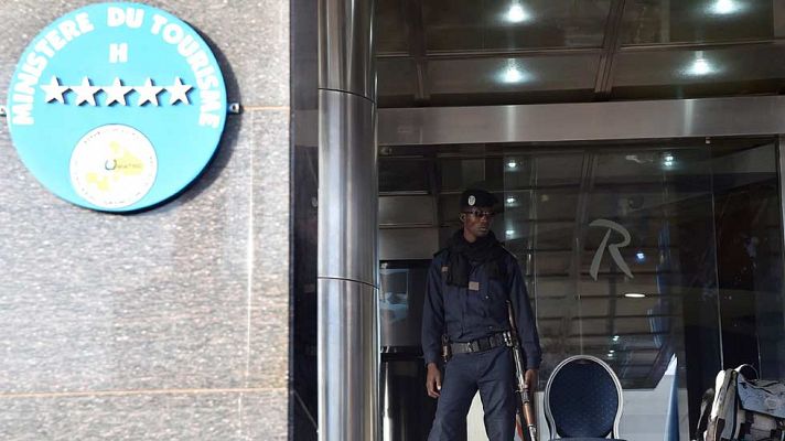 Telediario 1 - Continúa la búsqueda de los 3 yihadistas que asaltaron el Hotel Radisson de Bamako