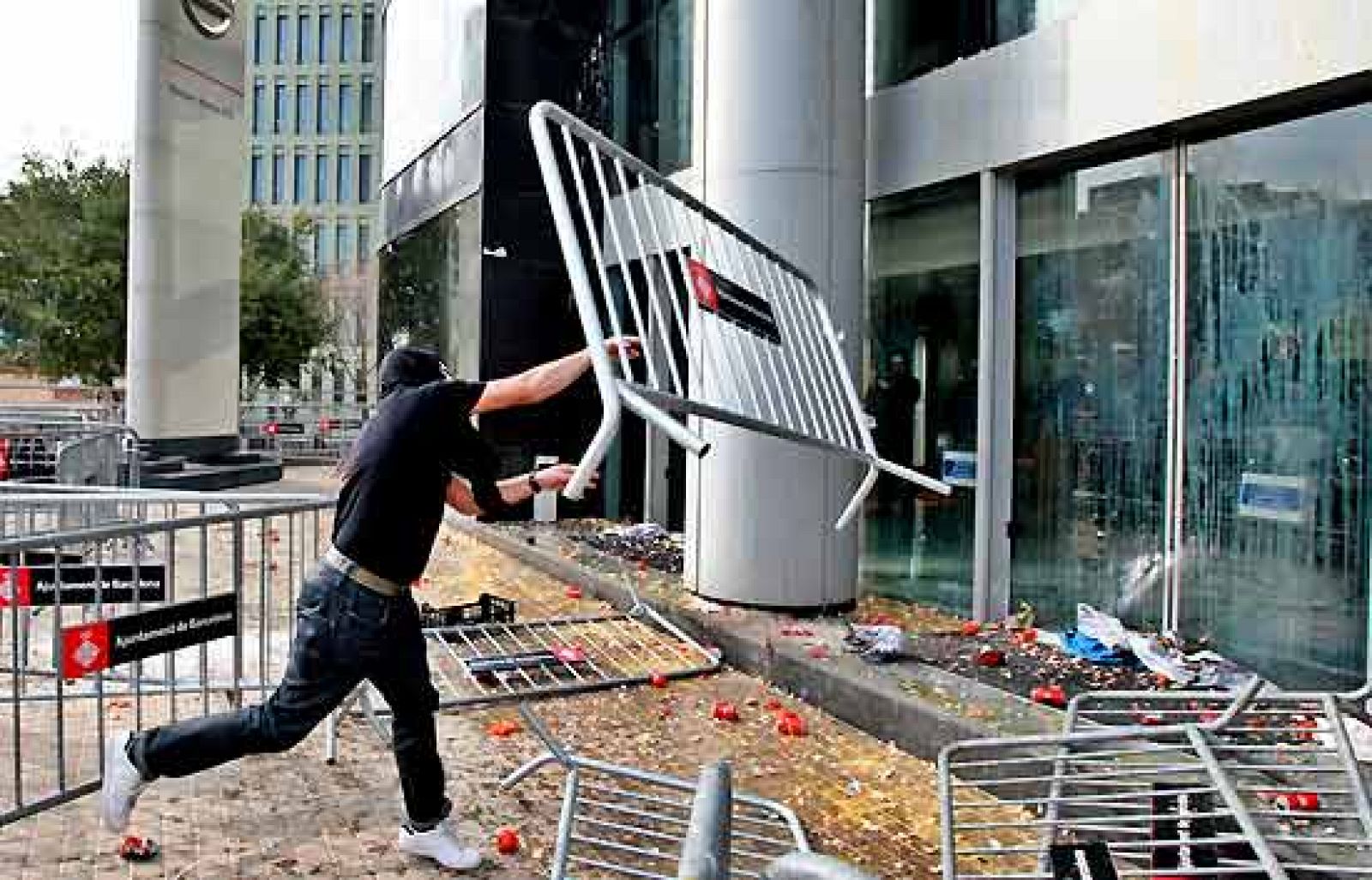 La plantilla de Nissan radicaliza sus protestas tras la presentación del ERE y ataca la sede a pedradas.